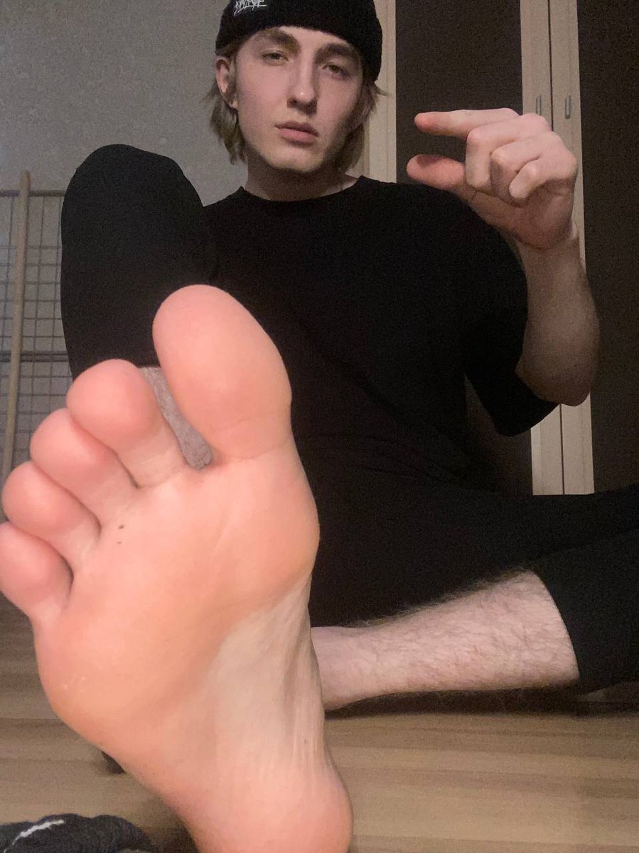 TeenmasterKir's tweet photo. have you subscribed to me for too long and still haven't paid? cash pig dm to be get humiliated
#footfetish #cashmaster #humuliation #findom https://t.co/hSBoOPgRuh