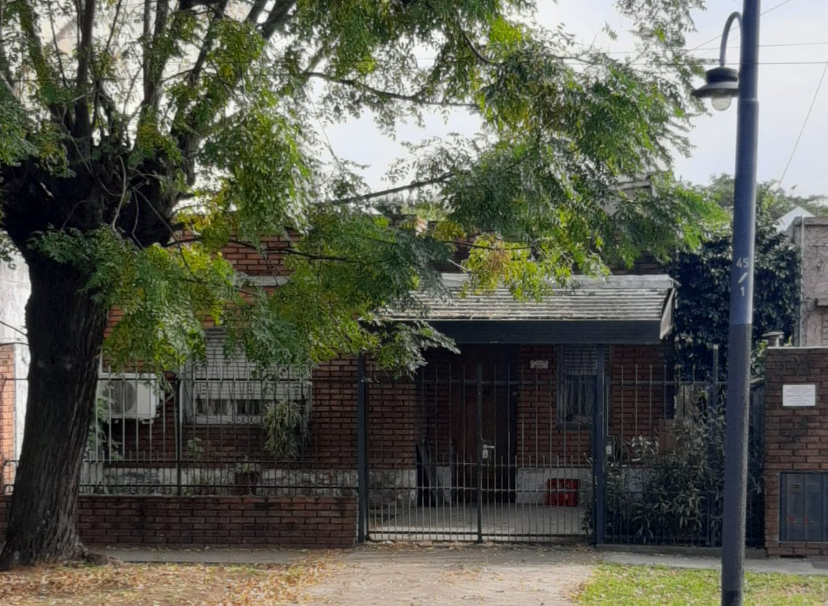 Lau_Braiza's tweet photo. Hoy presentamos en el Concejo Deliberante de #VicenteLópez el proyecto de ordenanza para declarar de interés histórico municipal la casa de Florida Oeste donde secuestraron a los compañeros que fueron fusilados en el basural de José León Suárez durante la dictadura de Aramburu. https://t.co/QE2ttJFdum