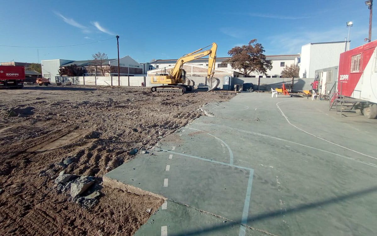 OLlancafilo's tweet photo. Comenzó la ampliación de la #EPET9 de #Plottier
Nuevas aulas y construcción del SUM, obra acordada con la comunidad y coordinada con Subse Obras Públicas con inversión de $538 millones y más de 2700 m²
#InfraestructuraEscolar
#MinisterioGobiernoEducación https://t.co/42G3nFAkN2