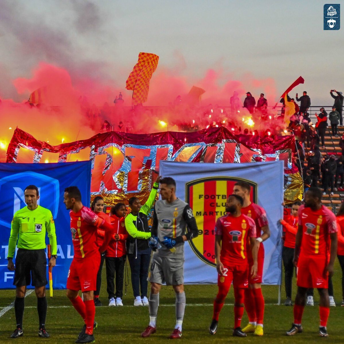 Footballogue's tweet photo. Grosse surprise en National, aucun des 4 clubs du Top 5 qui ont joué ce soir n'ont remporté leur match ! 😮

❌ Concarneau (vs. Le Puy-en-Velay, 2-1)
🤝 Dunkerque (vs. Bourg en Bresse, 1-1)
❌ Red Star (vs. Cholet, 1-2)
❌ Versailles (vs. Paris 13 Atletico, 1-0)

Tout cela peut profiter à Martigues, qui peut prendre 3 points d'avance sur son dauphin en cas de victoire lundi, alors qu'il ne reste que 2 journées ! 🔝

1⃣ Martigues - 56 pts (-1 m)
2⃣ Concarneau - 56 pts
3⃣ Dunkerque - 56 pts
4⃣ Red Star - 54 pts
5⃣ Versailles - 51 pts