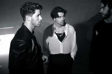 AleMiliUck86's tweet photo. My boys hermosos  #JonasBrothers 😍👑🔥 https://t.co/VCEjFwwwCB