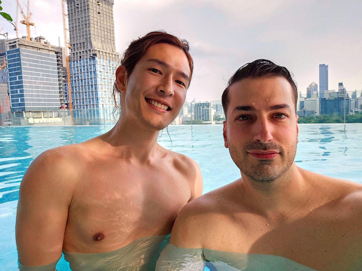 Junalekorea's tweet photo. Cassne, casne. Piscina, piscina🏊
#sobangkok  #tailandia https://t.co/j09Ausvfmz