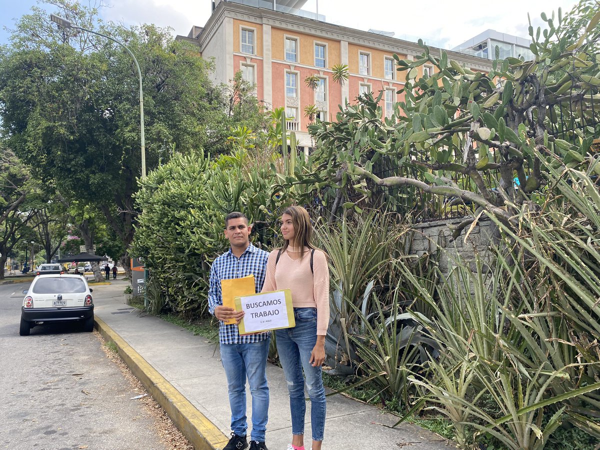 Ella estudia medicina y negocios, él es administrador. Llegaron a Ccs hace 2 meses, consiguieron trabajo como cajera y charcutero. El salario era de 130$ por +12 hs y se retiraron. Decidieron buscar trabajo así porque en todos los locales les dicen: “Nos traen hasta 20 CV al día”