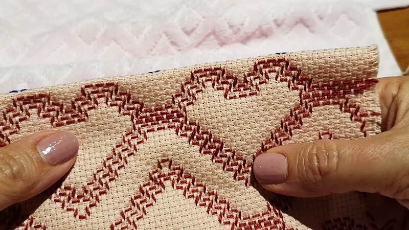 alinebordados's tweet photo. Ao contrário do ponto cruz, o vagonite é feito a partir de linhas retas e simétricas, com desenhos mais geométricos. Por ser mais simples, é uma das técnicas mais utilizadas por quem está iniciando nesse universo. Ele pode ser feito com linha ou fita. O vagonite de linha é b… https://t.co/ICdXIGQXD9