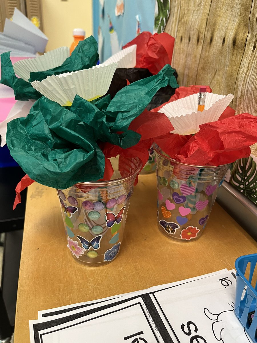 MrRussellTeach's tweet photo. Day 160/180 of tweeting about #STEAM It is always a joy witnessing @MsChapmanTCS incorporate STEAM in her classroom in so many creative ways. Here are just a few examples from today. https://t.co/KcFCwfJBc5
