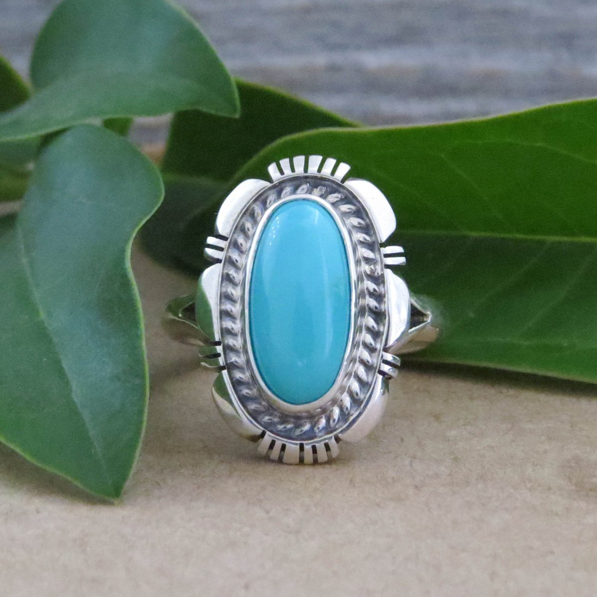 Put a Halo around your Finger! ❤️️SHOP HERE: etsy.me/42Pmasv❤️️
#turquoisering #silverring #turquoisejewelry #southwesternring #westernring #handmadejewelry #navajojewelry #navajomade #nativeamericanjewelry
