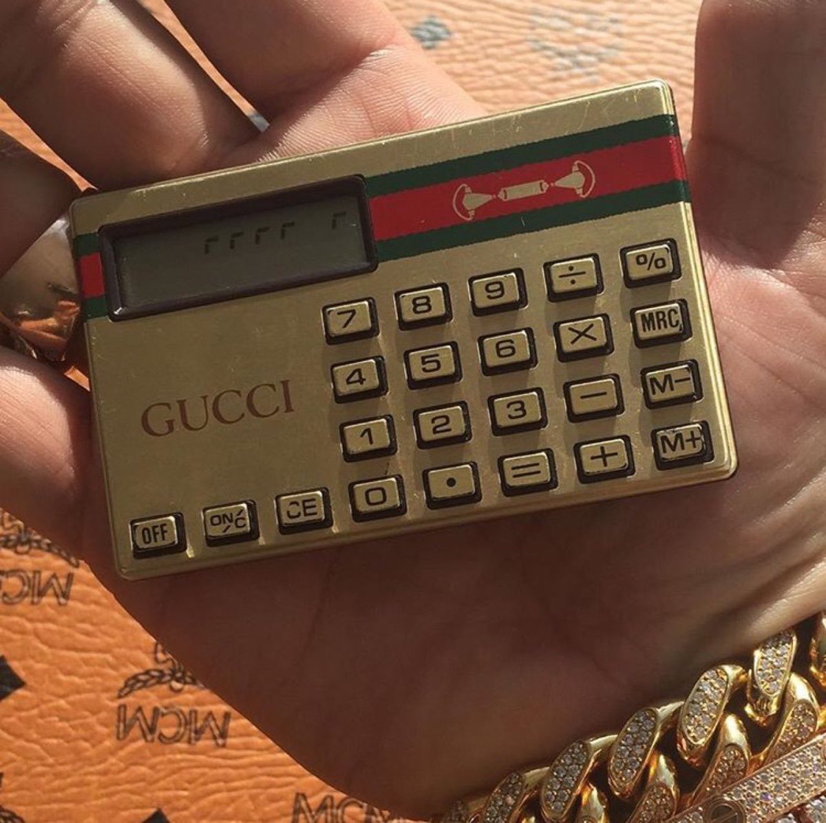 SameFr3quency's tweet photo. In the Late 70s &amp; Early 80s, Gucci gifted its sales employees with special edition, gold calculators made by Aurora https://t.co/xosIs1Onux
