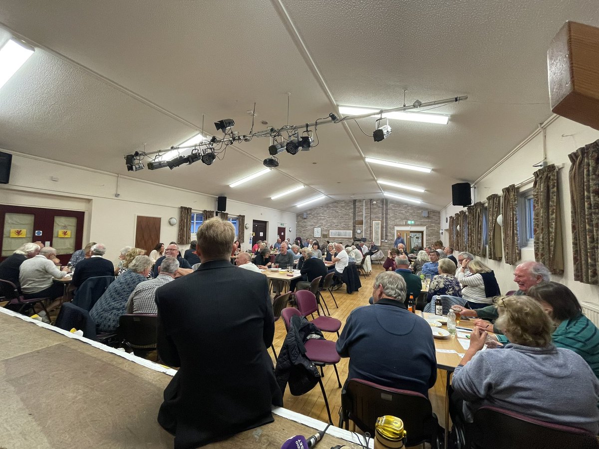 Tonight, Edington are helping play host to #SomersetsBiggestEverQuiz for @Somerset_Day on @bbcsomerset. 🍻🧀 @simonparkintv is (reluctantly) in charge of me…bless ‘im. 🫣 🗣️ @Claire7Carter 🔗 bbc.co.uk/programmes/p0f…