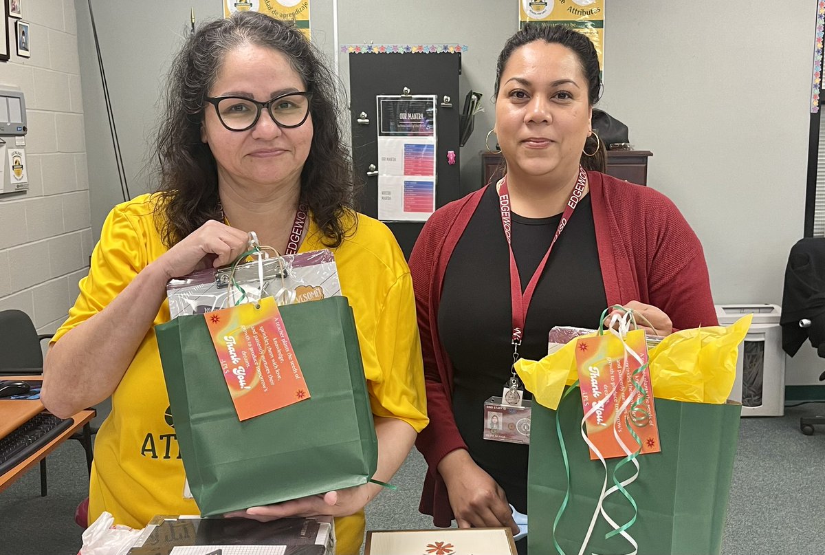 LasPalmasEISD's tweet image. We truly appreciate all our staff! Thank you for all you do to support our young leaders!! #LPEPawsUp #LPLS4Girls 💚