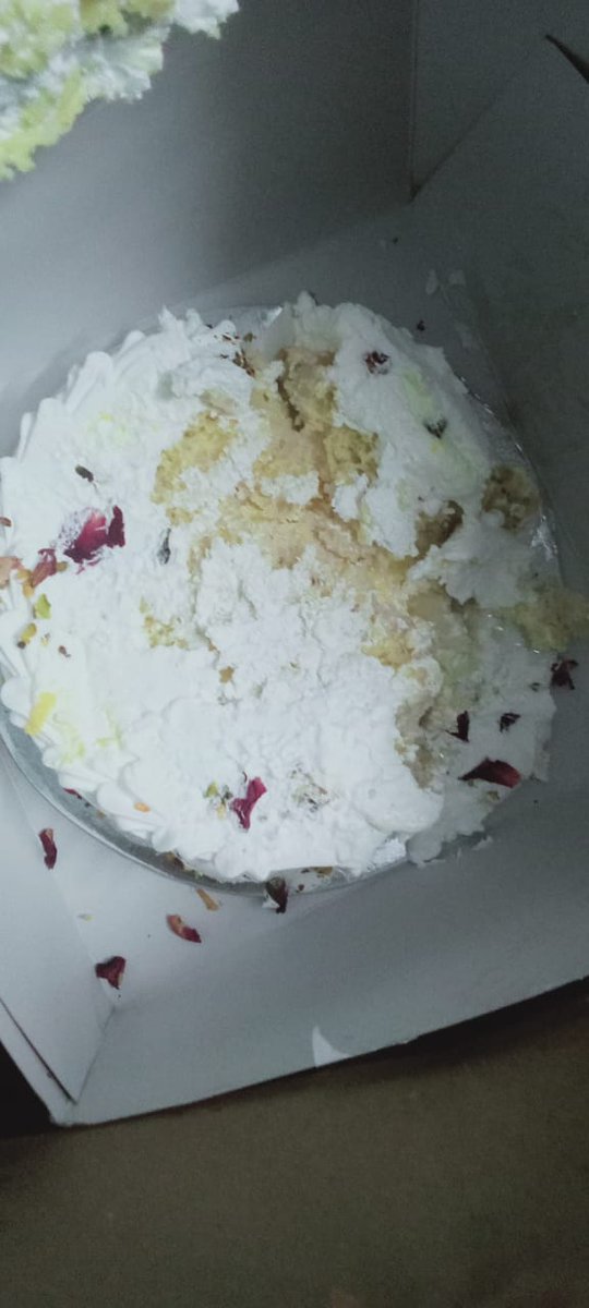 santhosh_ds's tweet photo. Me along with my friends had the worst ever @SwiggyCares @SwiggyCares experience ever!😐
The cake looked clearly eaten / the portions was missing when we got the package. The delivery guy claimed that it was an accident that the cake got deformed. 
(1/2) https://t.co/GEebhdV571