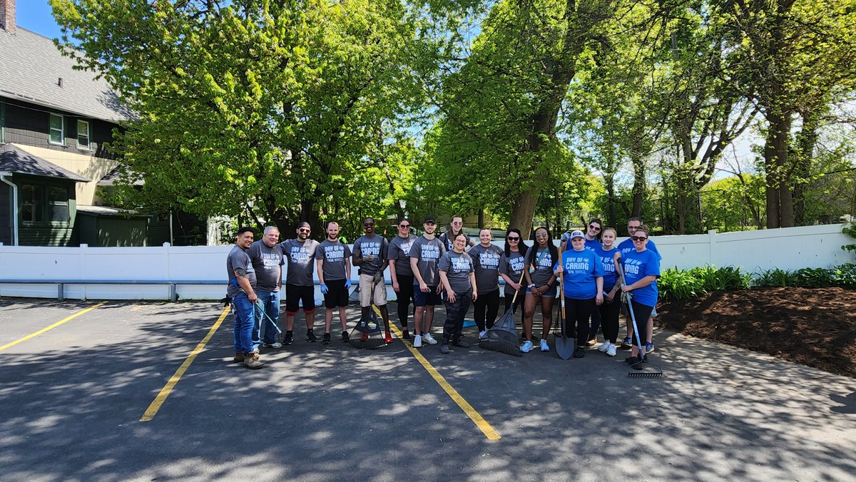 CommPlaceGR's tweet photo. We had a great day yesterday for @UnitedWayROCFLX  thanks to our amazing volunteers from @ExcellusBCBS   (#TeamTreasury) and @Paychex  (#PaychexCares)!! Thank you so much for the #DayOfCaring #GlowUp for our buildings!! https://t.co/osIj9X2aYO