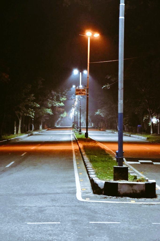 EnaliAhmed's tweet photo. অসময় ৰোডচাইড গাড়ীৰ হেডলাইটৰ পোহৰত
জিলিকি উঠে হাড়ত চাল লগা
শুকান শ��ীৰ ! 😁 https://t.co/vLUrW8kfzd