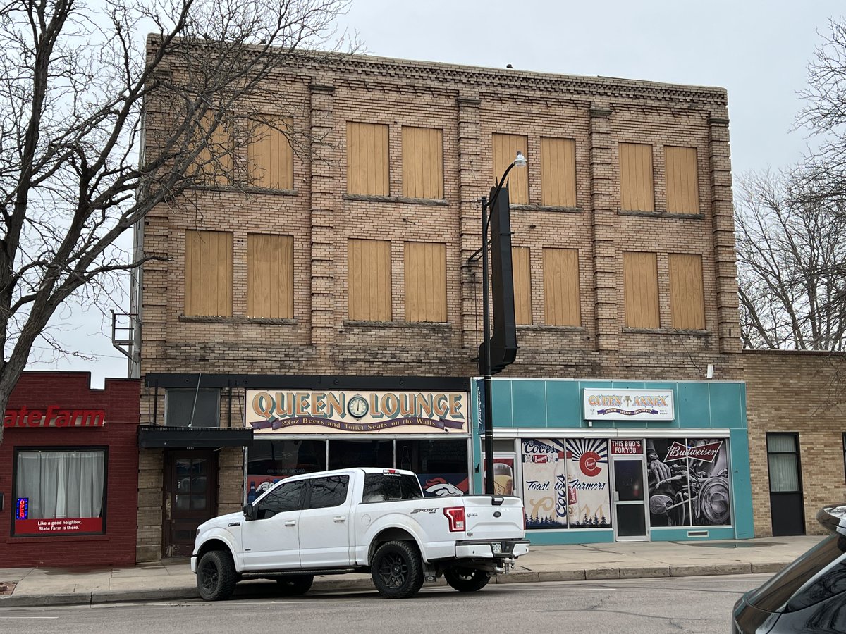 ShutterLandEx's tweet image. We ❤️HGTV&apos;s Home Town Takeover &amp;amp; can&apos;t wait to see how Dave and Jenny Marrs revive the Queen Lounge. You are really not going to want to miss this episode! 😜
Sunday, May 14th at 8/7c on HGTV! @scotsmanco @ErinRNapier @DaveMarrs @jennymarrs #hometowntakeover