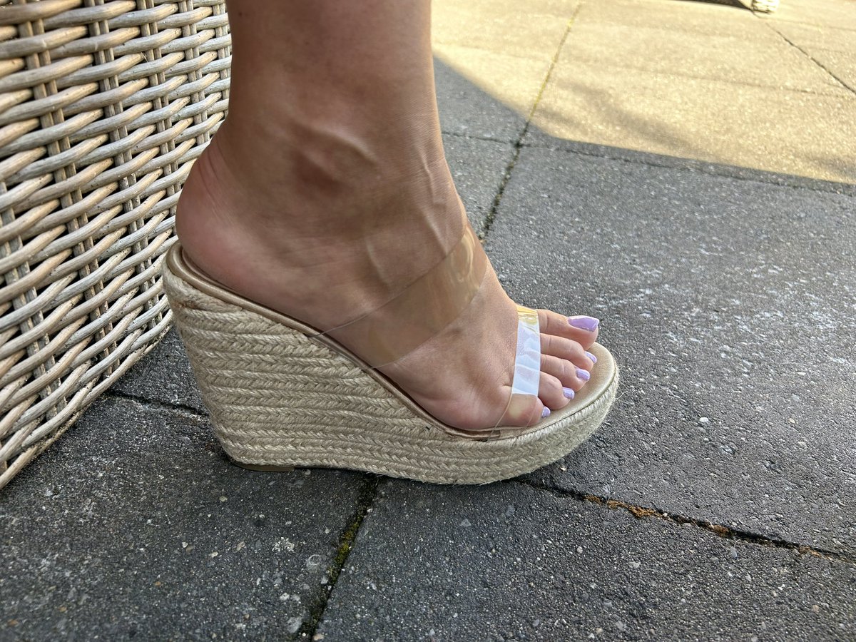 Footfeast1's tweet photo. #happytoes #longtoenails 
#barefoot #barefeet #naturaltoes #beautifultoes
#prettyfeet #naturaltoenails #healthyfeet #happyfeet
#ilovemyfeet #voeten #voet #voetenfetisj
#pes #pezinhos #foot #feet #nails #toes #footmodel #sexyfeet #tacchi #closeup #myfeet #fashionheels #highheels https://t.co/BP0pI8Hzrn