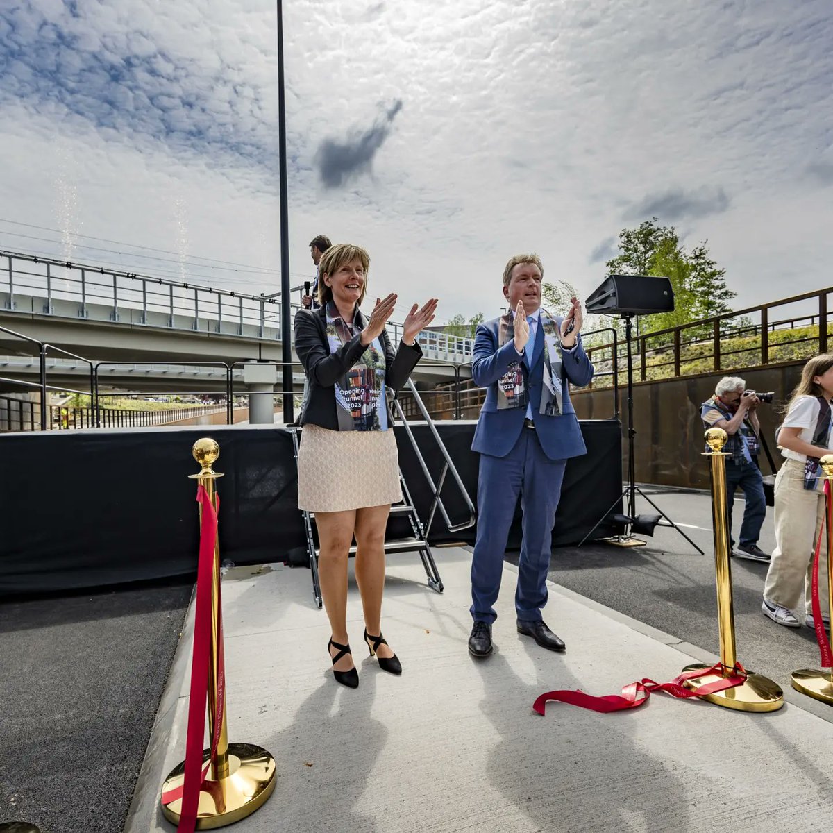 HelgaWitjes's tweet photo. Vandaag werd de tunnel Laan van Osseveld in @gem_apeldoorn geopend.
Met wethouder @wenzkowski mocht ik een van de vijf linten doorknippen.
Daarna mochten de honderden aanwezigen door de tunnel wandelen.
Gefeliciteerd met deze prachtige tunnel!
(Foto's Rob Voss gemeente Apeldoorn) https://t.co/9CBk84v9sG