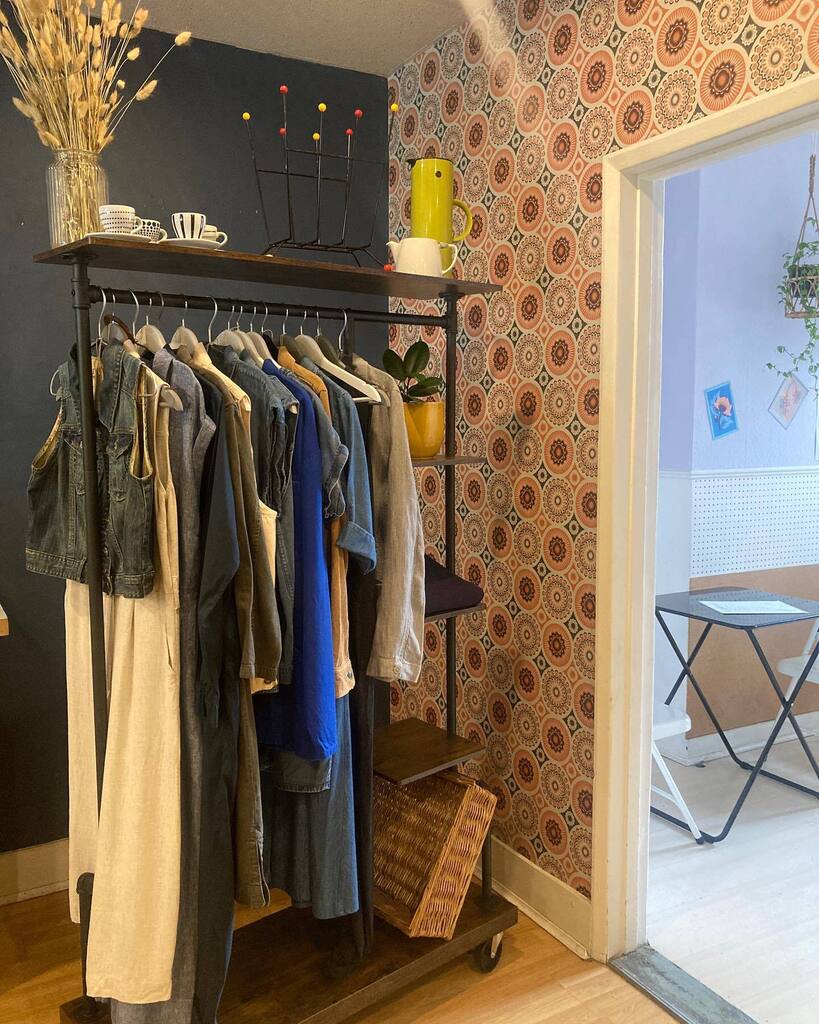 Looking forward to our first Rail Sale next Saturday! Five local folks (one of them being me 😊) will be selling clothes for adults and kids. Our back room will be taken over by clothes rails and amazing apparel waiting to be reloved.
It will be cash … instagr.am/p/CsJ3sRwIrhd/