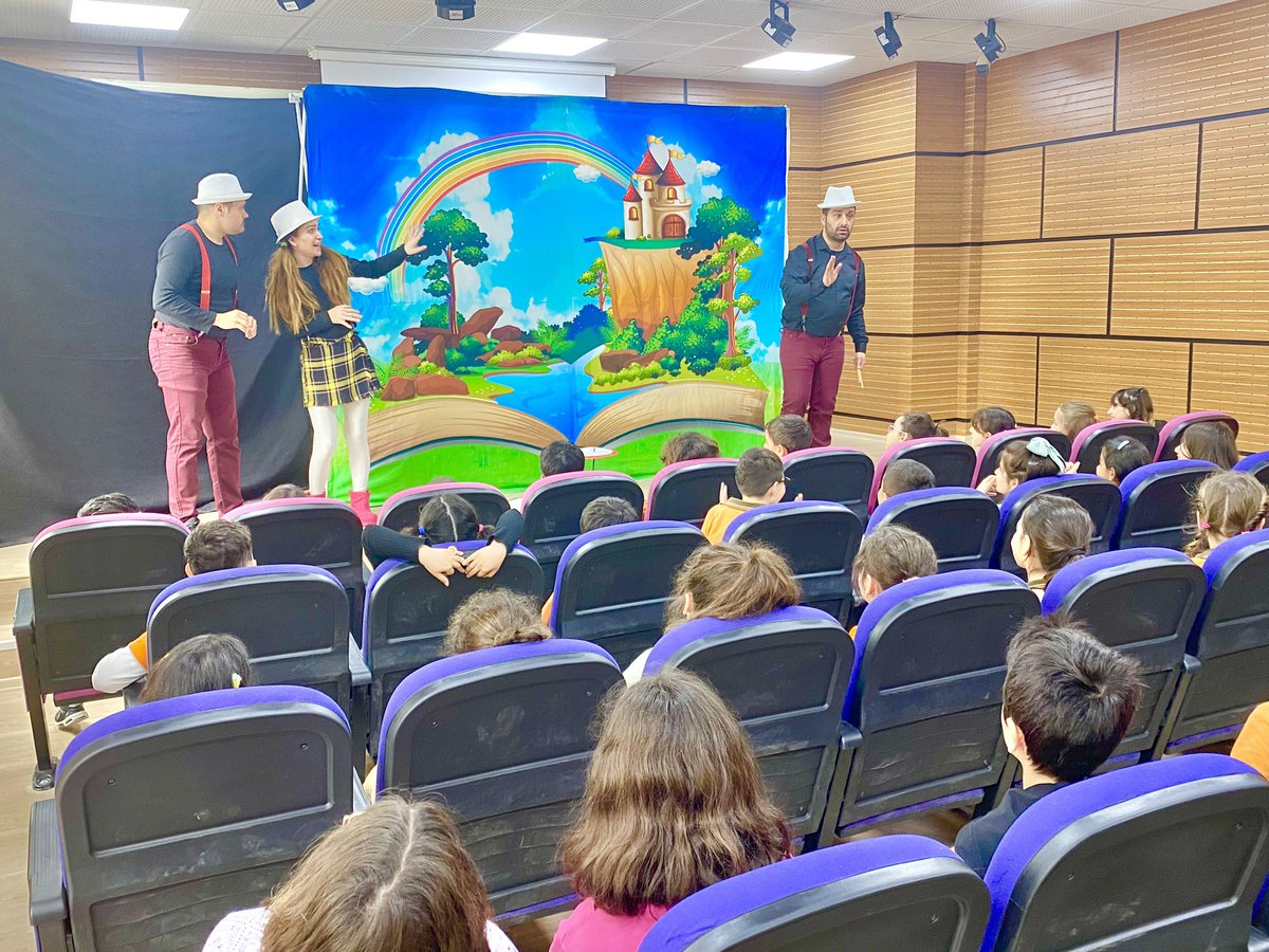 AtakumMimar's tweet photo. ‘Bir Doğa Masalı’ adlı tiyatro oyunu öğrencilerimizle buluştu.🎭
Masal kahramanlarının kitap okumanın önemine vurgu yaptığı oyun, öğrencilerimiz tarafından beğeniyle izlendi. Bu keyifli oyunu öğrencilerimizle buluşturan Yedek Kulübesi Oyuncularına teşekkür ederiz.🙏🎭 https://t.co/NpwLGA5gxP