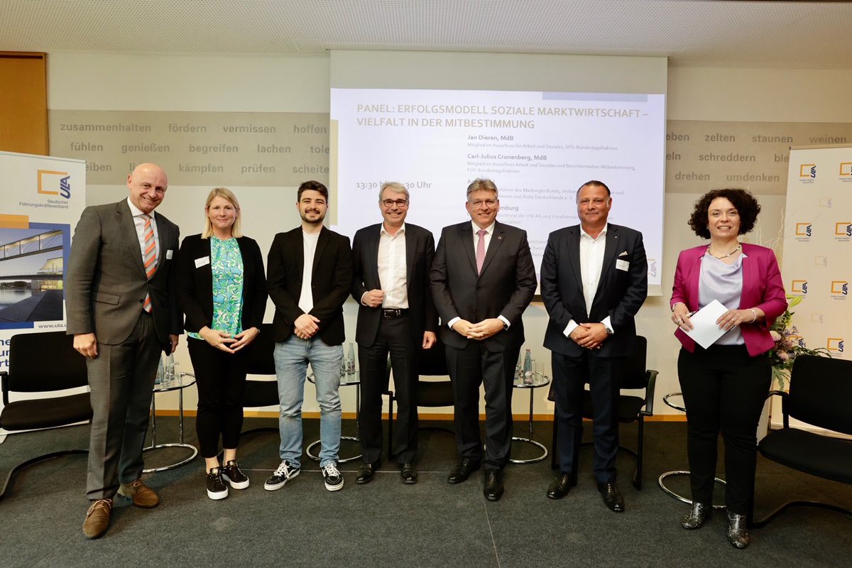 Angestellte Führungskräfte brauchen eine starke Stimme, um ihren Interessen Gehör zu verschaffen. Dass wir Volker <a href="/Wissing/">Volker Wissing</a>, <a href="/reinerhaseloff/">Dr. Reiner Haseloff</a> und viele weitere führende Politiker und Wissenschaftler für den ersten deutschen führungskräftetag.de gewinnen konnten, motiviert uns.