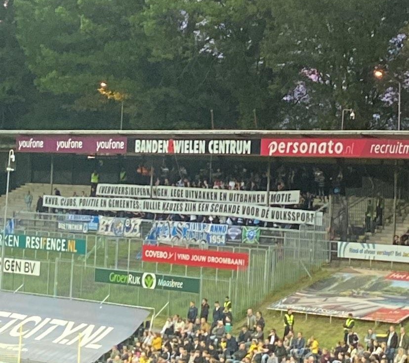 VoetbalUltras's tweet photo. Beste @KNVB waar gaat dit heen? Er zijn vanavond maarliefst drie (!) wedstrijden gestaakt omdat er na het juichen een aantal bekertjes bier op het veld terecht zijn gekomen. 

Dit spandoek vanavond in het uitvak van De Graafschap is zeer treffend. 

Voetbal is emotie! https://t.co/NnAqiivsnm