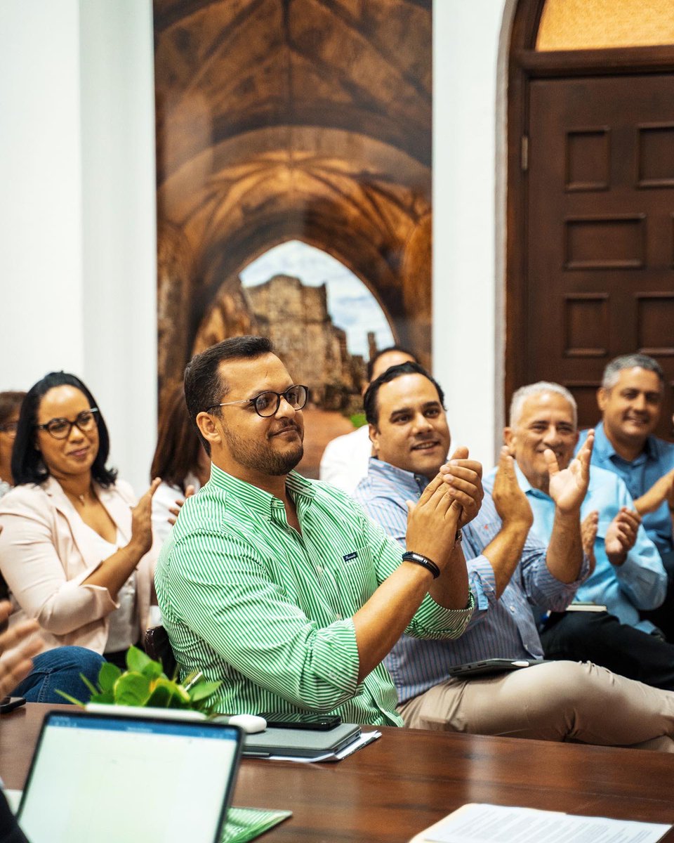Agradecida de este equipo de directores y directoras con el que he tenido la dicha de compartir ya 3 años de gestión, llenos de retos, logros y experiencias maravillosas.

Seguimos unidos por el compromiso de llevar bienestar a nuestra gente.
