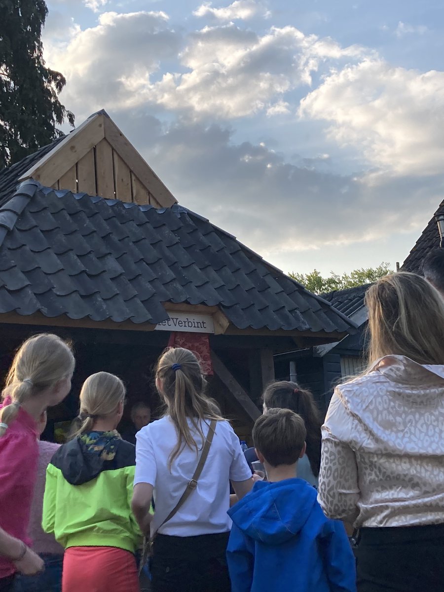 Feestelijke avond in #exloo ivm opening “Het Verbint’, het planten van een lindeboom en bekendmaking van het thema van het schoolfeest ‘24. Mooi werk! #100 #dank