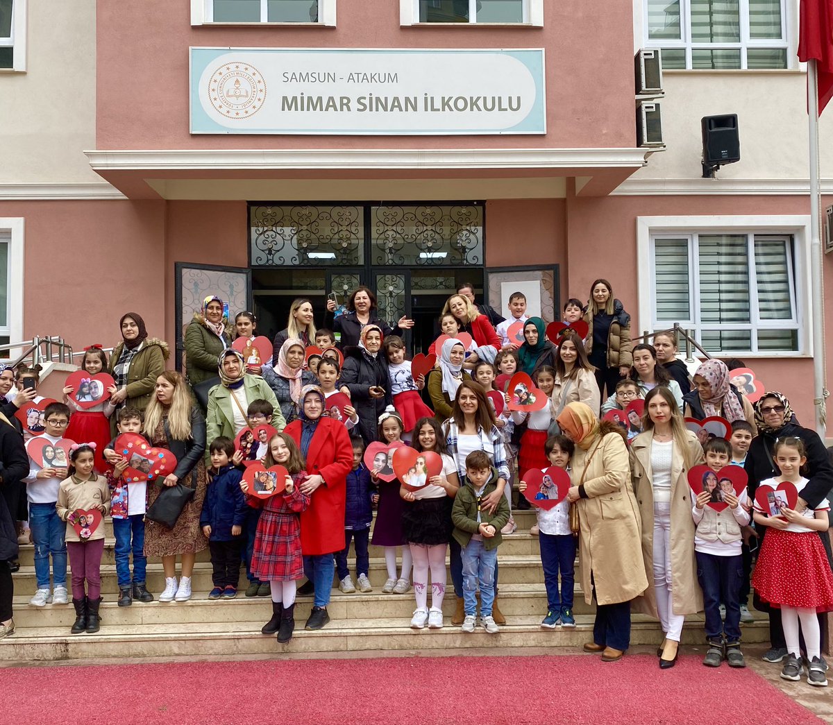 AtakumMimar's tweet photo. 3/F sınıfı öğrencilerimizin, öğretmenleri Semra EMECEN ile hazırlamış oldukları Anneler Günü Programından…

Baş tacı tüm annelerimizin Anneler Günü kutlu olsun.💐❤️

@samsunmem 
@MemAtakum https://t.co/asnGDwx9iG