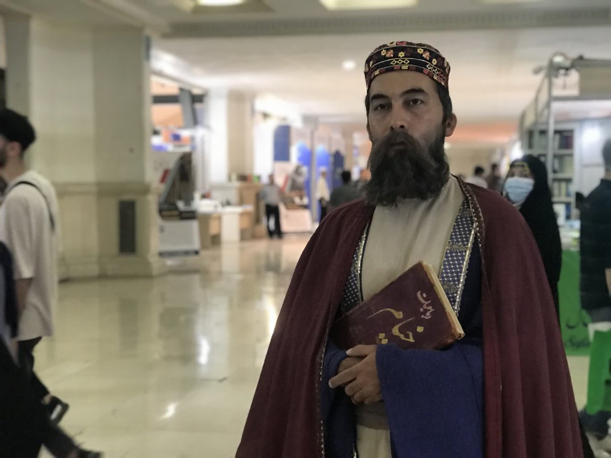 خود جناب حکیم عمر خیام هم اومده بود نمایشگاه کتاب 
امیدوارم رباعیاتشون فروش بره 
نمیدونم البته کسی رباعیات میخونه یا نه