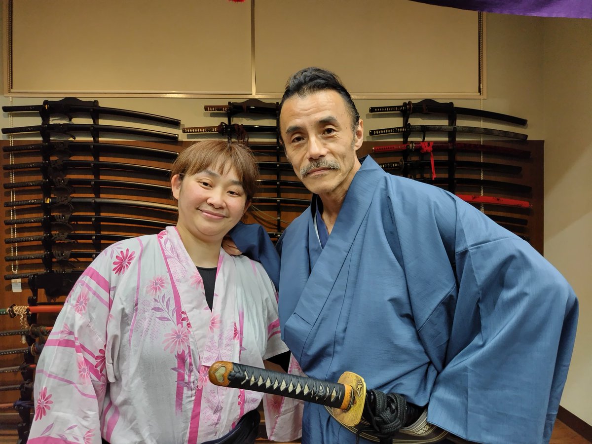 loverstorm's tweet image. 本日刀浪記さんの稽古に行ってきました。が、相変わらず焦ってる自分…
心折れまくり(TT)出来なくは無い。ただ思うように動けないから「分からない」のです。もっと精進しなければ…
そして、嬉しいことに野口さんとツーショット撮ってもらいました♥️
ありがとうございます😊
#刀浪記 #殺陣稽古