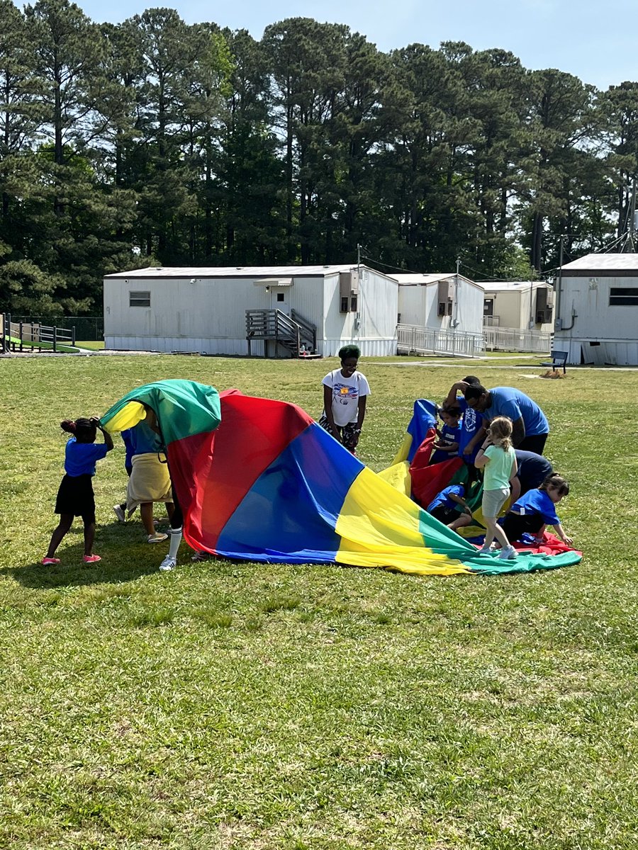 EFES_Proud's tweet photo. EFES Field Day is awesome!!! Parents, students and staff are having a great time! Thank you Ms. Sheets! #SPSbuildingachievers #PrideoftheHerd https://t.co/dWqNNm4yll
