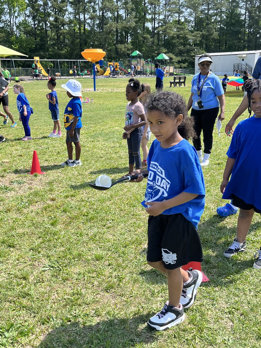EFES_Proud's tweet photo. EFES Field Day is awesome!!! Parents, students and staff are having a great time! Thank you Ms. Sheets! #SPSbuildingachievers #PrideoftheHerd https://t.co/dWqNNm4yll