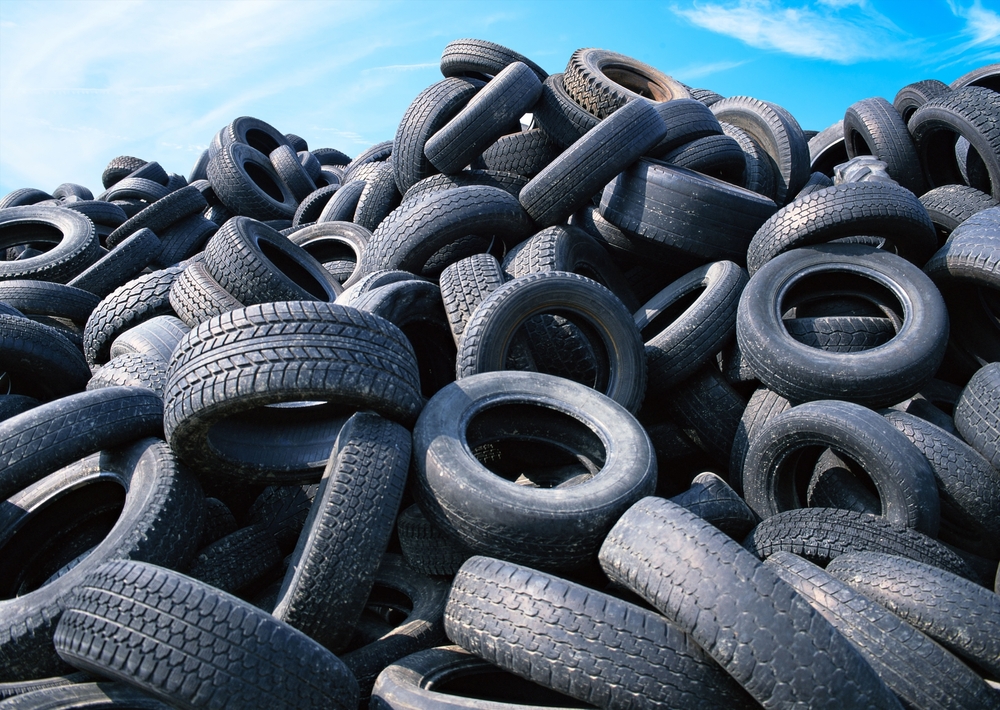 sqy's tweet photo. Vos pneus se recyclent (aussi) 🛞♻️
#SQY, en partenariat avec #Aliapur, assure la #collecte et le #recyclage de vos pneus dans les 𝟕 𝐝𝐞́𝐜𝐡𝐞𝐭𝐭𝐞𝐫𝐢𝐞𝐬 𝐝𝐞 𝐥’𝐚𝐠𝐠𝐥𝐨𝐦𝐞́𝐫𝐚𝐭𝐢𝐨𝐧 !
Leur deuxième vie commence ici 👉 https://t.co/tgD7Z22JEn https://t.co/H7fS1ewJuK