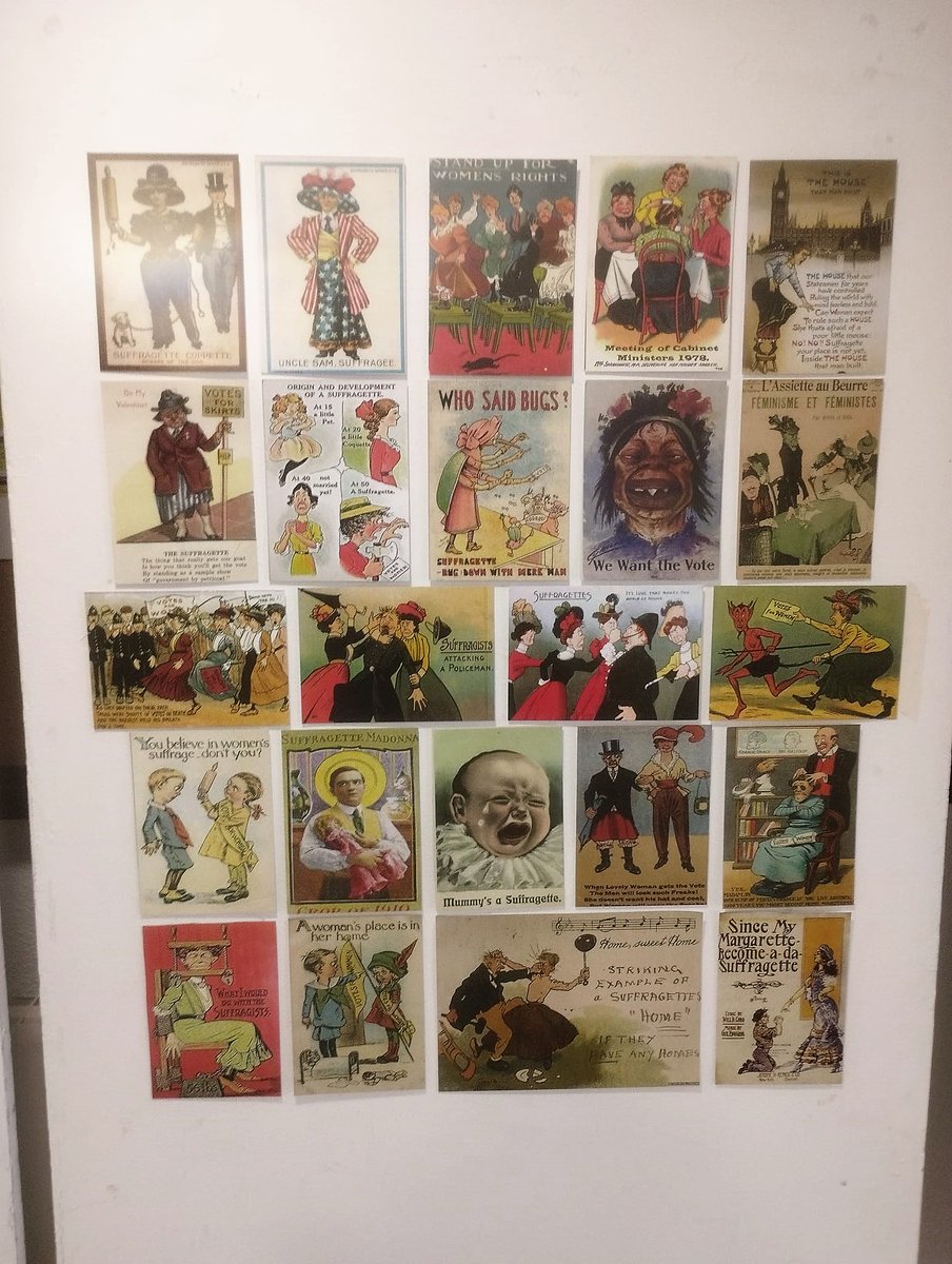 Isabel02719230's tweet photo. En ella se pueden ver originales y reproducciones de más de 300 postales de finales del siglo XIX y principios del  XX, que demuestran el arraigo y la normalización del sexismo en la alta cultura y la cultura popular, así como el papel de la imagen artística para perpetuarlo. https://t.co/lnA6KO5Ial