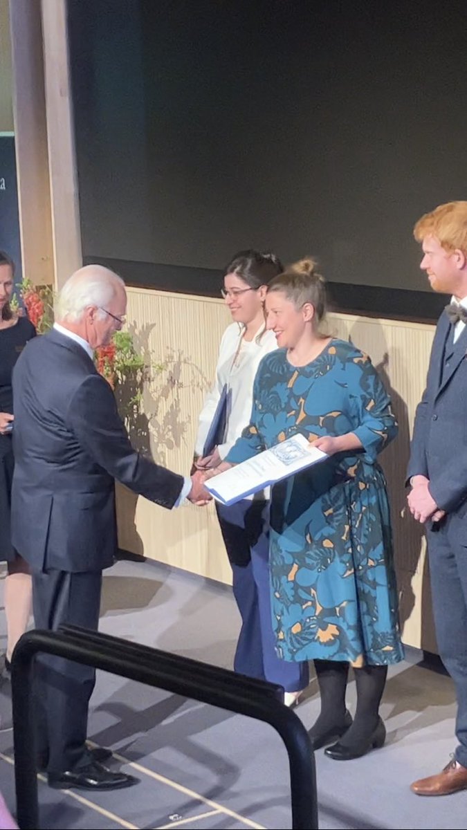 Thanks to His Majesty Carl XVI Gustaf, King of Sweden & @ScienceAcad_swe & the Crafoord Foundation for supporting basic research in evolutionary biology with this year’s #CrafoordPrize to Dolph Schluter @UBC and research grants to early career researchers like myself. 1/2