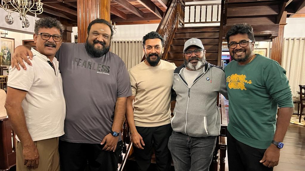 Siruthai Siva Team wrap up click of #Kanguva Kodaikanal schedule today! 🔥💪

Thanks to @StudioGreen2 🙏- Looking forward to meeting this amazing team again in the next schedule soon.   

From the left - Art Director #Milan, Captain @directorsiva, @Suriya_offl, #SupremeSundar and…