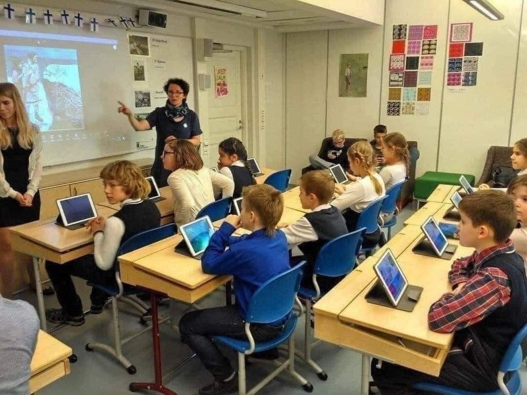 🇫🇮 En Finlande, l'école commence quand l'enfant a eu 7 ans. Il est considéré comme le meilleur système scolaire au monde.

Les leçons durent 60 minutes, dont 45 +15 pauses. Lundi au jeudi 8 heures par jour, vendredi jusqu'à 13 heures et samedi de congé. L'enseignement scolaire en