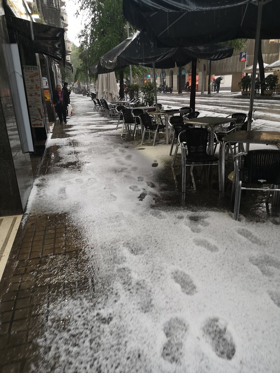 Calamarsada espectacular a Barcelona (C/Mallorca x C/Rogent). Tot blanc! #barcelona #calamarsada #meteo <a href="/btveltemps/">btv el temps</a> <a href="/btvnoticies/">btv notícies</a>