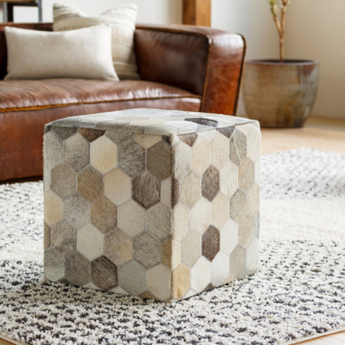 clutch_modern's tweet photo. Looking for a stylish and comfortable accessory for your living room? Look no further than a pouf! Plus, they come in a variety of colors and materials to match any decor. Upgrade your space with a pouf today! #homedecor #interiordesig #inderiordecor #deco #modern #stylish https://t.co/mjQ2WMqACq