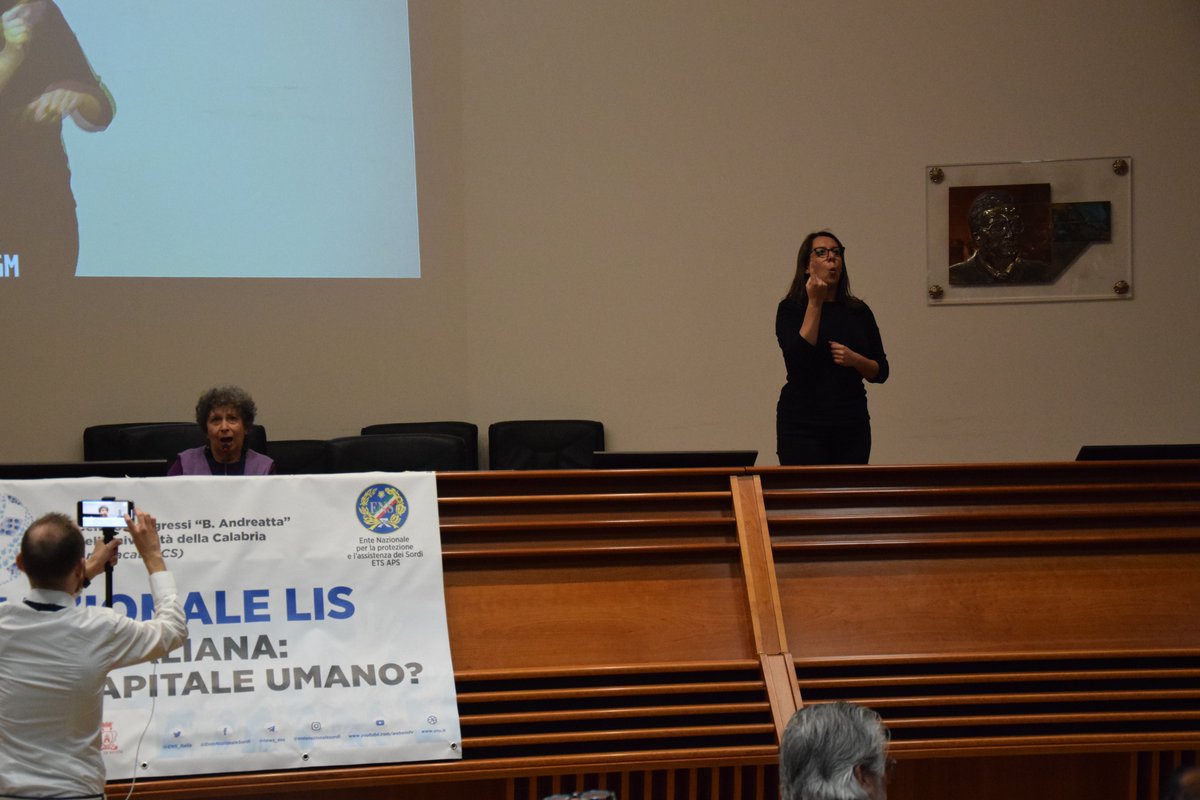ENS_Italia's tweet image. 🙌#5ConvegnoLIS Nell'ultima sessione di lavori del 5° Convegno Nazionale sulla Lingua dei Segni Italiana sale sul palco Elena Radutzky, fondatrice della @MPDFonlus, un pezzo di storia della #LIS e della #Cultura #Sorda. Un regalo per tutta la nostra #Comunità. 🤟GRAZIE!