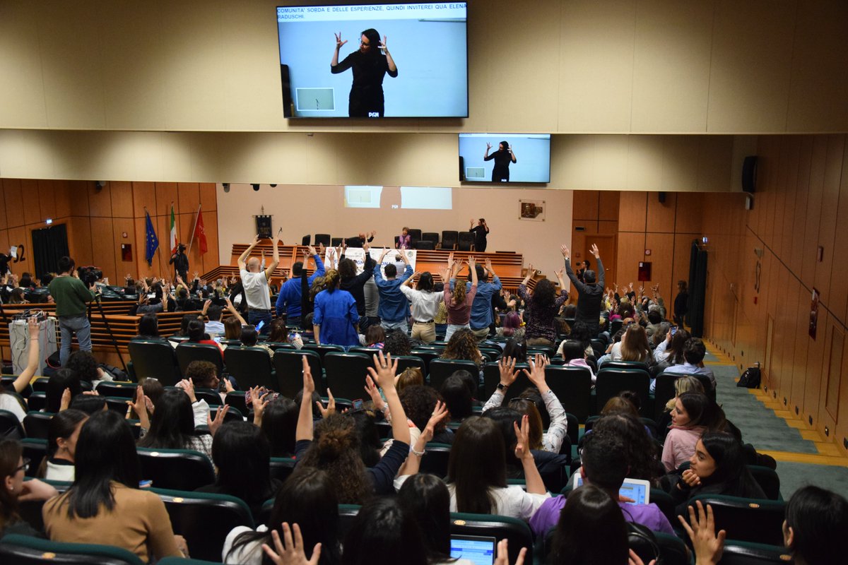 ENS_Italia's tweet image. 🙌#5ConvegnoLIS Nell'ultima sessione di lavori del 5° Convegno Nazionale sulla Lingua dei Segni Italiana sale sul palco Elena Radutzky, fondatrice della @MPDFonlus, un pezzo di storia della #LIS e della #Cultura #Sorda. Un regalo per tutta la nostra #Comunità. 🤟GRAZIE!