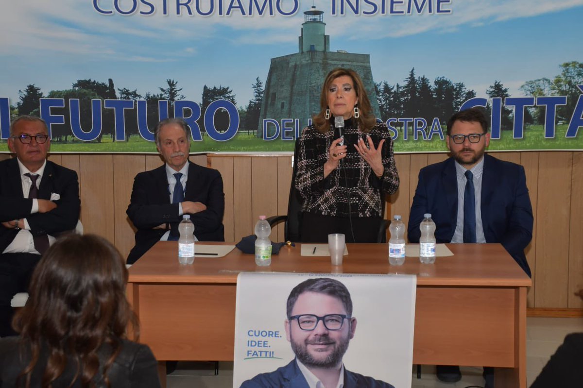 Min_Casellati's tweet photo. Il mio viaggio elettorale in #Basilicata si chiude a #Scanzano con @VitoBardi per sostenere il candidato sindaco @PasqualeCariel1 Il suo programma per il rilancio di questa terra è chiaro: legalità, infrastrutture, attività produttive, cultura, turismo e agricoltura sono in cima alla lista delle priorità.