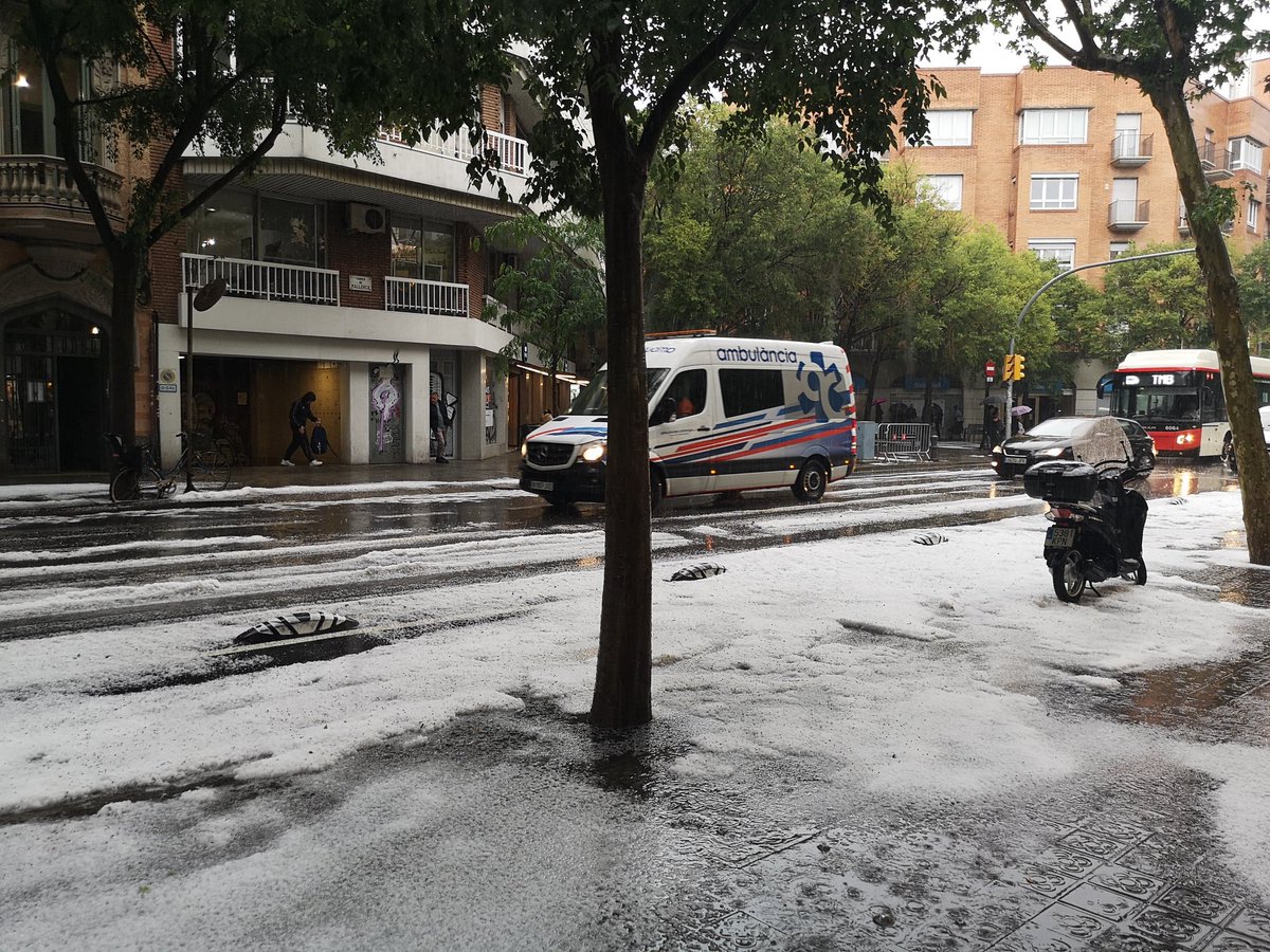 BarcelonaMeteo's tweet photo. Calamarsada espectacular a Barcelona (C/Mallorca x C/Rogent). Tot blanc! #barcelona #calamarsada #meteo @btveltemps @btvnoticies https://t.co/xRZ6uUqiPt