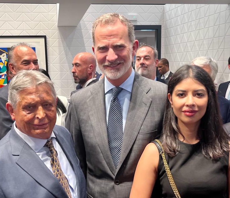 LAInvest's tweet photo. Nuestra Directora en Bolivia @andreaovi junto a Su Majestad el Rey Felipe VI en la entrega del World Peace and Liberty Award, en el Rule of Law Digital Center de nuestros amigos #cremadescalvosotelo https://t.co/mfZiK8nA1I