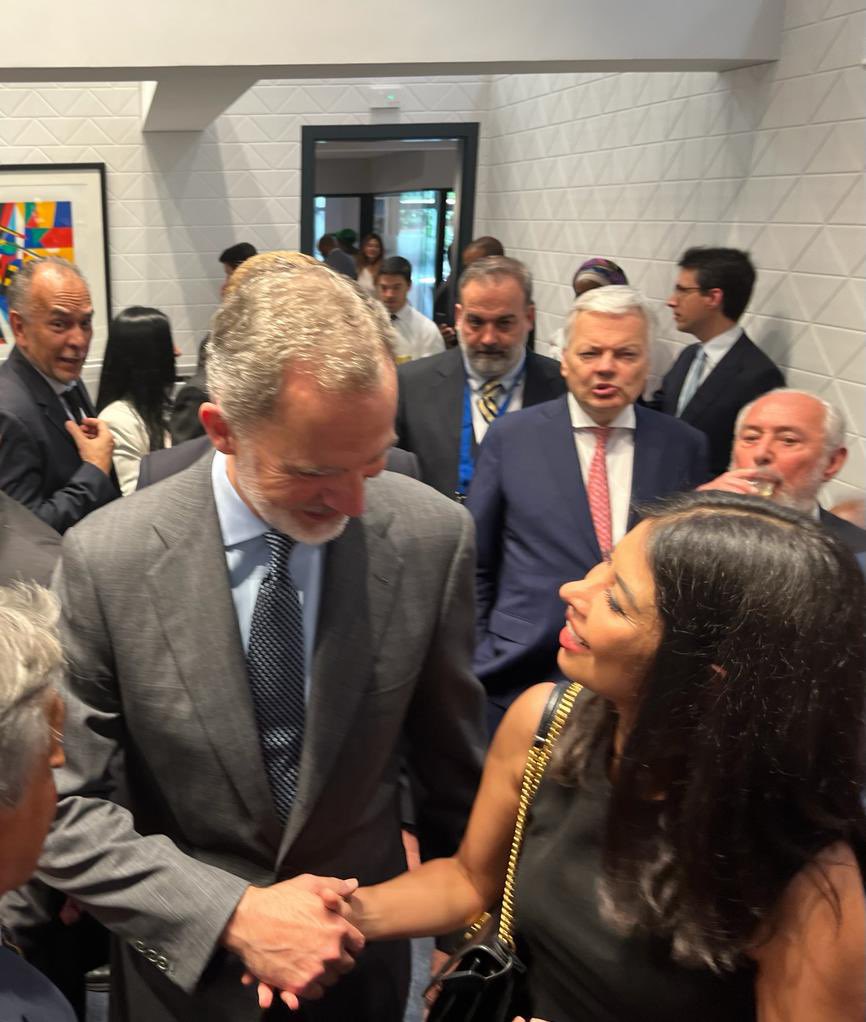 LAInvest's tweet photo. Nuestra Directora en Bolivia @andreaovi junto a Su Majestad el Rey Felipe VI en la entrega del World Peace and Liberty Award, en el Rule of Law Digital Center de nuestros amigos #cremadescalvosotelo https://t.co/mfZiK8nA1I