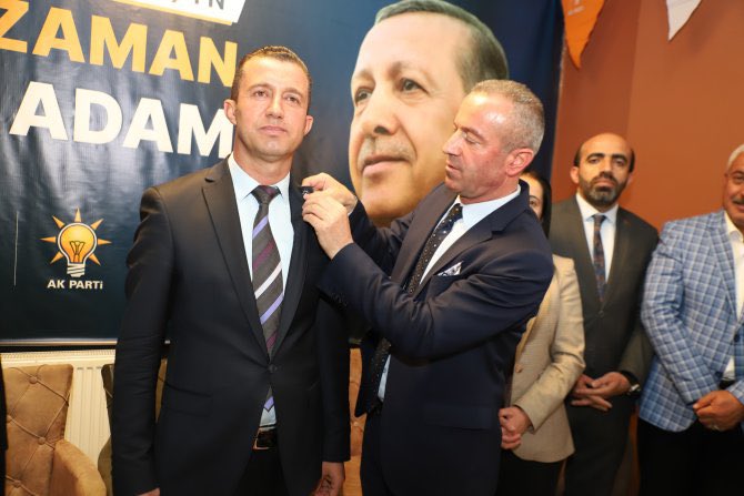 SaatHaberX's tweet photo. Memleket Partisi Hakkari İl Başkanı Enver Samioğlu ile bazı teşkilat mensupları, partisinden istifa ederek AK Parti'ye katıldı https://t.co/f43kEQmYz5