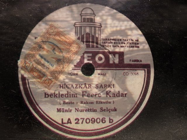 bırak dönsün taş plak
tanrıya sema etsin
etekleri sallansın
uzağı yakın etsin

münir çalsın nihâvent
ve hicran olsun nihâyet
çünkü bir kez olsun hidâyet
eder bana be tanrı