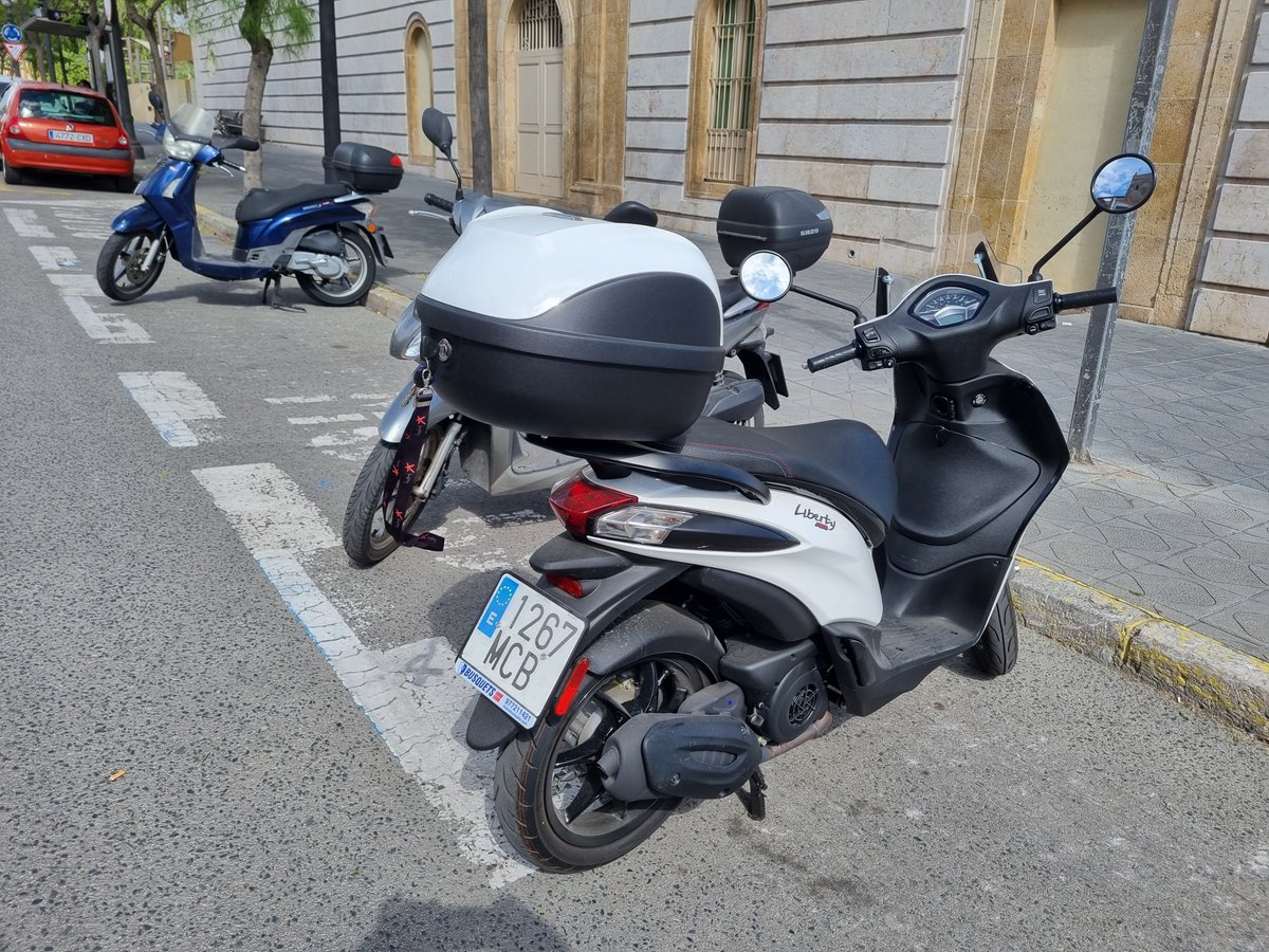 Propietari/a d'aquesta moto Liberty t'has deixat les claus al cofre. Per tal que no et robin la moto, tens les claus a la Diputació de Tarragona. L'encarregat de seguretat te les guarda. Hi ha una nota informativa a la pantalla de la moto. Guàrdia Urbana també està informada.