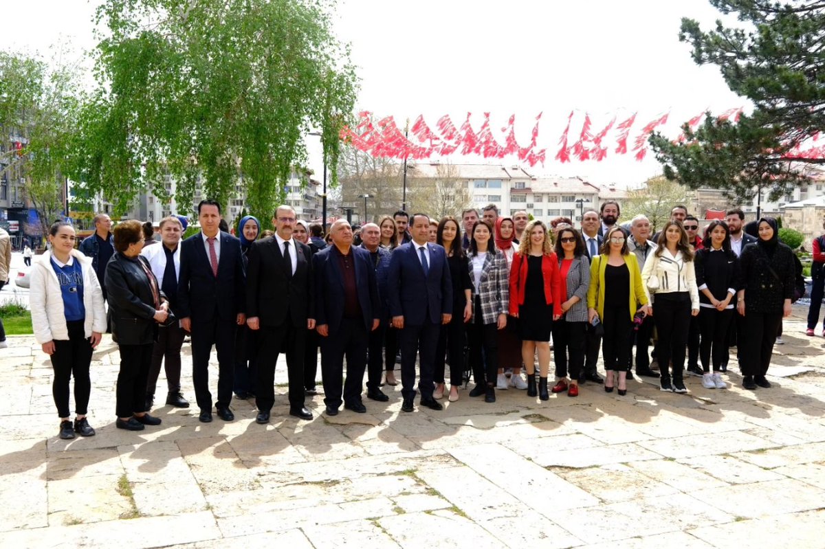 “12 Mayıs Hemşireler Günü” nedeniyle Sağlık Bilimleri Fakültesi Hemşirelik Bölüm Başkanı Prof. Dr. Havva Tel, Üniversitemiz Hastanesi Başhemşiresi Gonca Deveci ve hemşirelerin katılımıyla Atatürk Anıtına çelenk sunuldu.