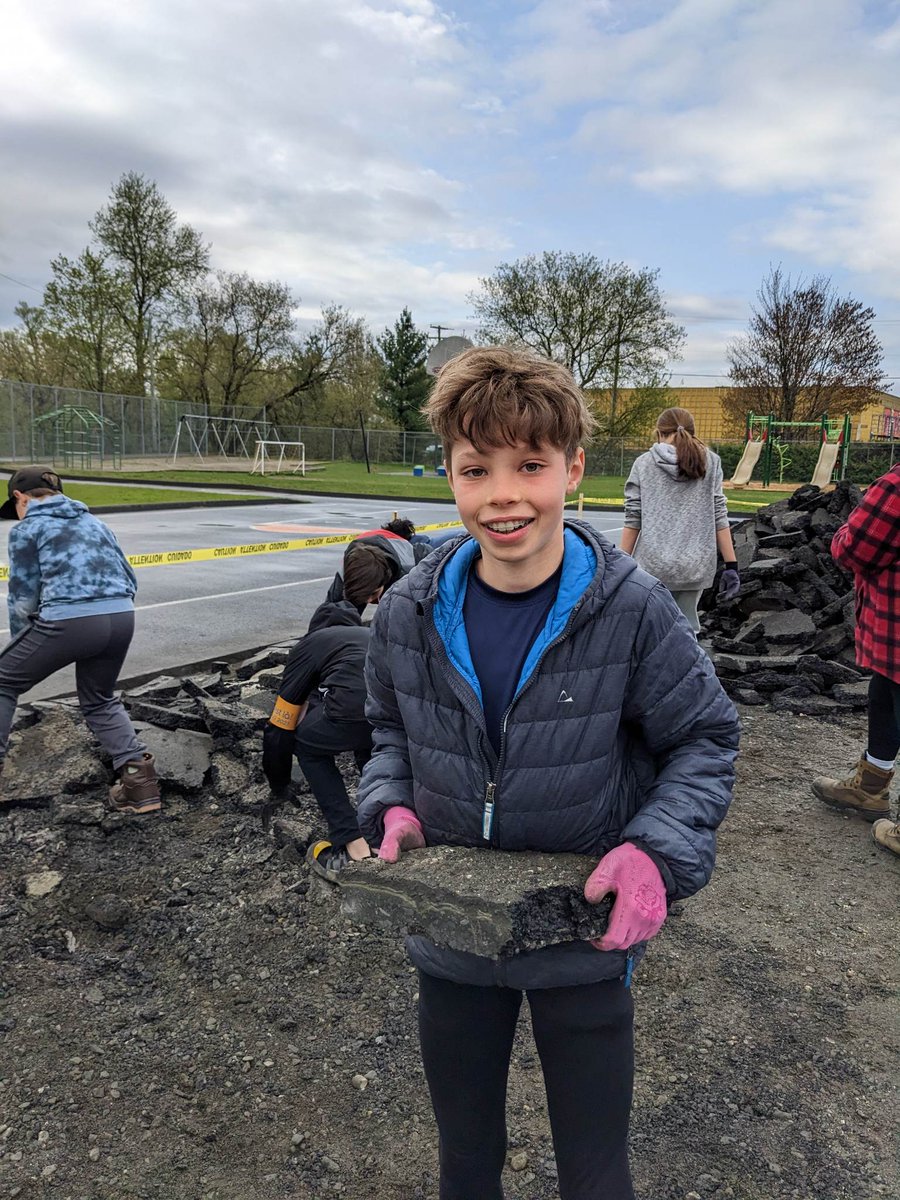 🎉 Coup d'envoi de la saison printanière pour Sous les pavés aujourd'hui!

🌱 Le premier dépavage de l'année est organisé à l'École Sacré-Cœur de la Ville de Coaticook par le Conseil régional de l'environnement de l'Estrie.