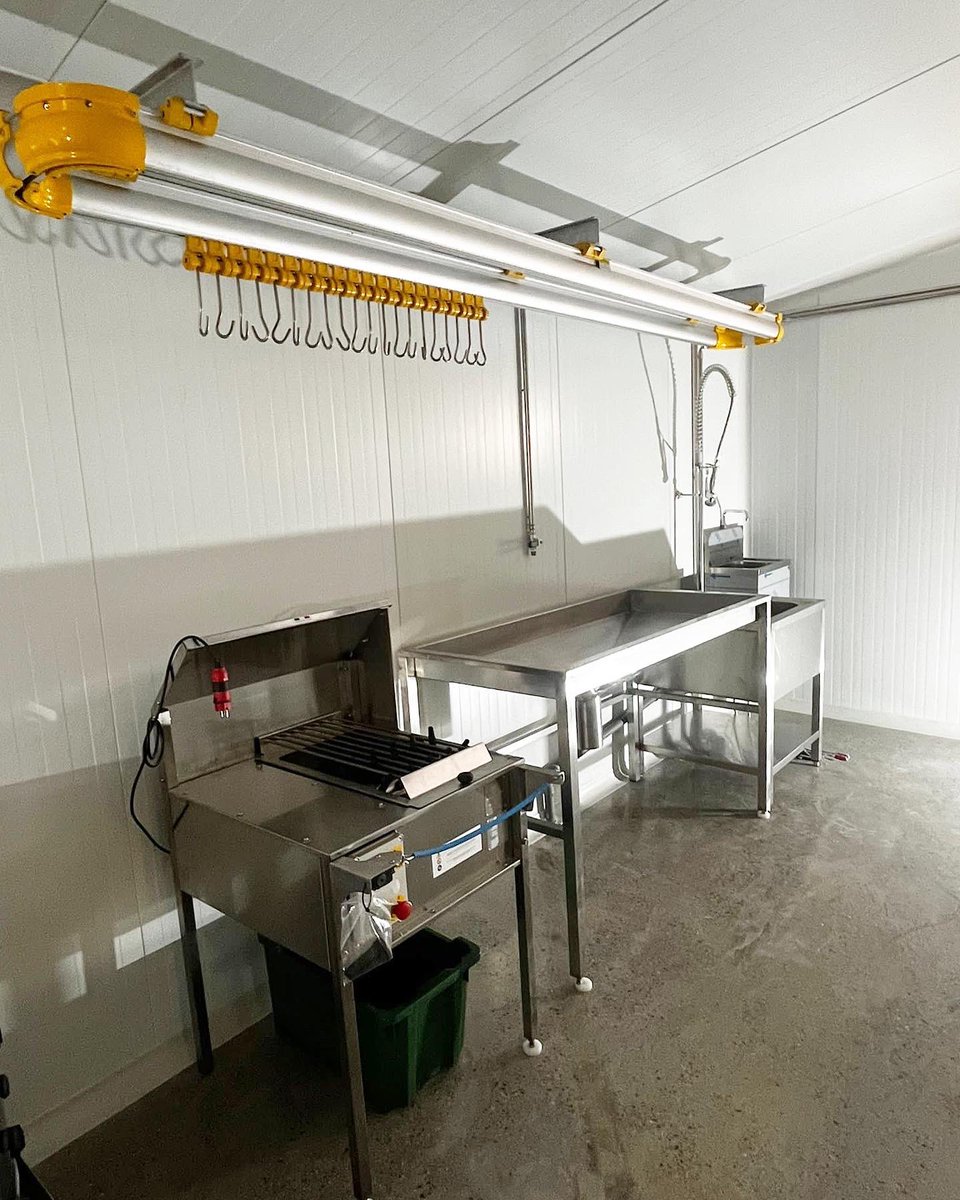 MobilSlaughter's tweet image. End of the week, end of "mechanical" installation in the #slaughterhouse, machines, water and air, it's finished... next week it's electrical installation 🐓🐓😉😉👨🏻‍🌾👩🏼‍🌾 #abattoir #rural #fabretall #fabretallgroup #poultry #chicken #proximity #livestock #primarysector #farmer