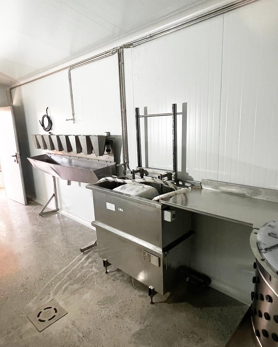 MobilSlaughter's tweet image. End of the week, end of "mechanical" installation in the #slaughterhouse, machines, water and air, it's finished... next week it's electrical installation 🐓🐓😉😉👨🏻‍🌾👩🏼‍🌾 #abattoir #rural #fabretall #fabretallgroup #poultry #chicken #proximity #livestock #primarysector #farmer
